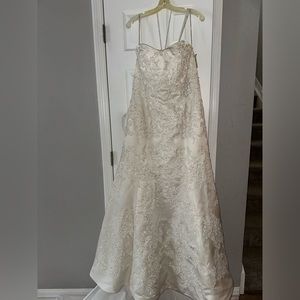 Wedding dress strapless with lace and shining sequins